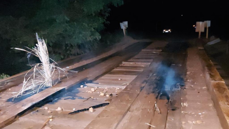 Incêndio criminoso é registrado na ponte do Córrego da Onça