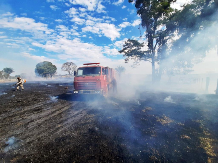 Incêndio queima aproximadamente 05 hectares de propriedade em zona rural de Jauru