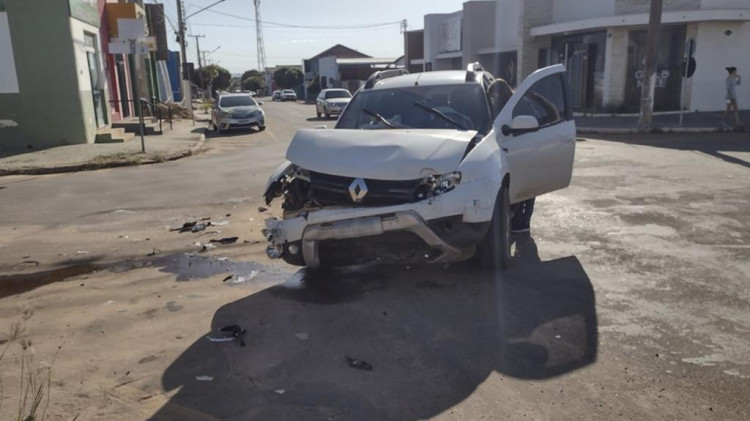 Invasão de preferencial termina em colisão entre três carros