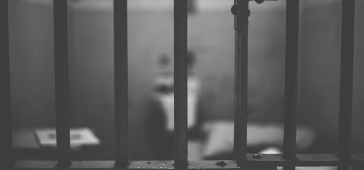 Investigado por descumprir medida protetiva e perseguir vítima é preso pela Polícia Civil