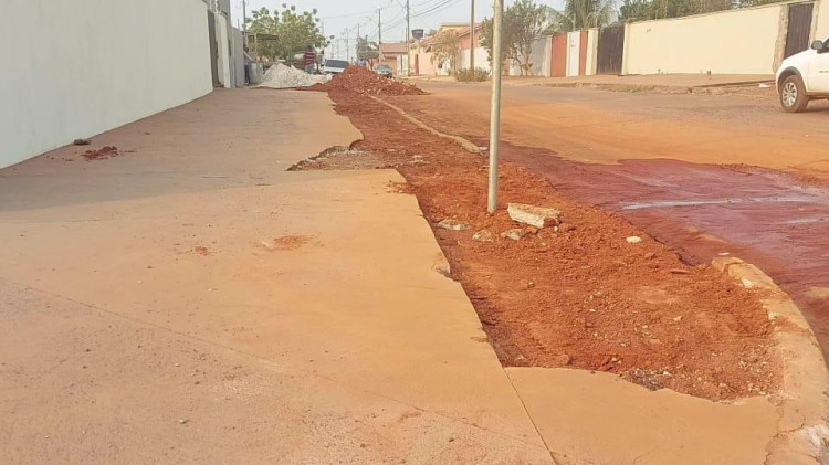 “Já ligamos e cobramos, nos disseram que não tem cimento”, diz morador de obra inacabada da empresa Águas de Pontes e Lacerda