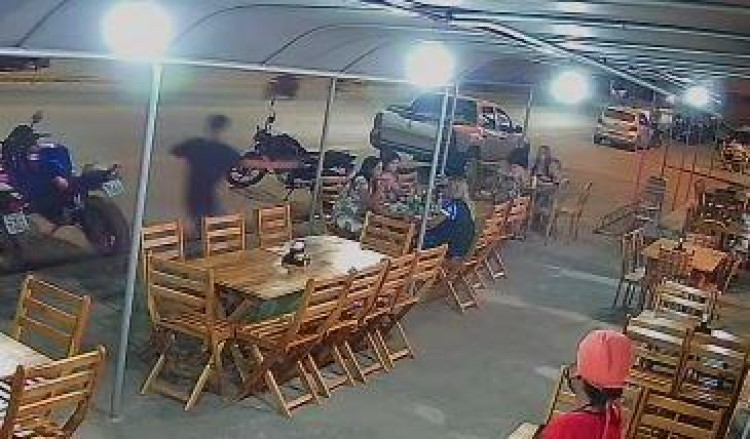 Jovem é baleada por 6 vezes em pizzaria de Cáceres; PM prende dois suspeitos da ação criminosa