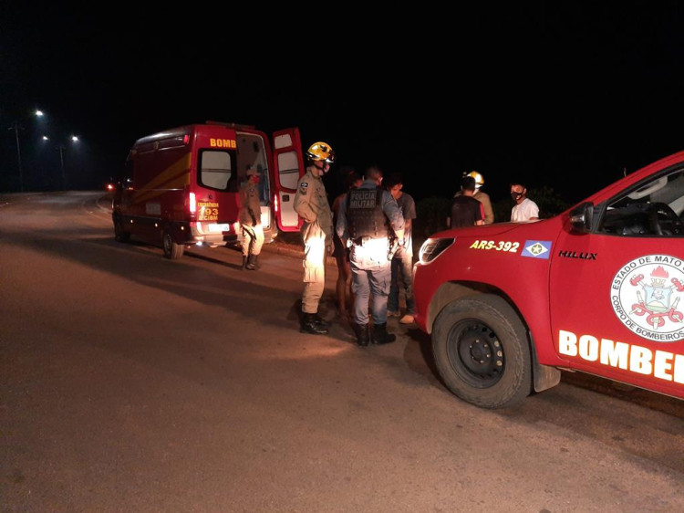 Jovem em visível estado de embriaguez sofre acidente em frente a Vila Olímpica