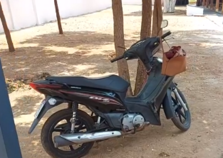 Ladrão derruba motociclista e foge com veículo na Antônio Maggio