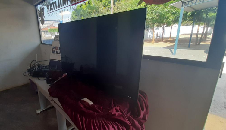 Ladrão é preso com TV de 50 polegadas escondida em capa de sofá