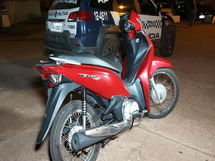 Ladrões são presos empurrando moto furtada em Pontes e Lacerda
