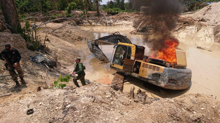Mais seis escavadeiras são destruídas em Operação da PF no Garimpo Sararé