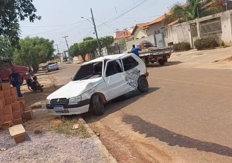 Máquina pesada bate em carro na Terezinha Coura Garbim.”Eu só senti a pancada” diz motorista