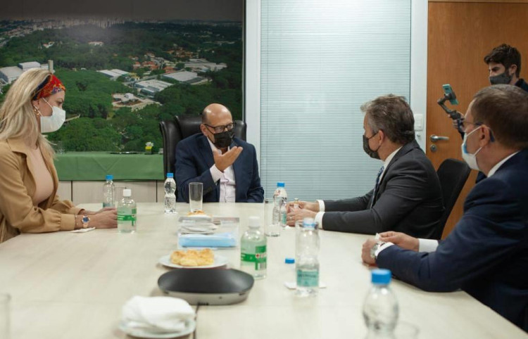 Mauro Mendes afirma se Governo Bolsonaro “enrolar” MT vai comprar 500 mil doses da CoronaVac e começar a vacinação