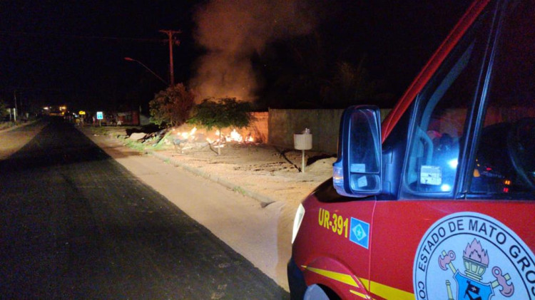 Moradores ficam sem energia após fogo de entulho atingir fiação na BR-174 B