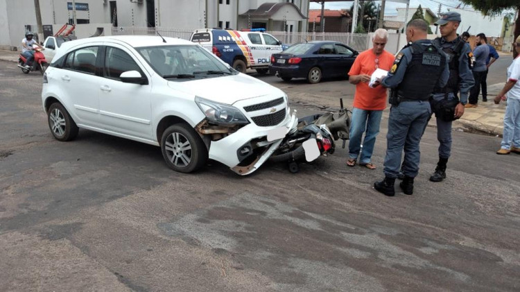 Moto fica presa embaixo de carro no centro de Pontes e Lacerda