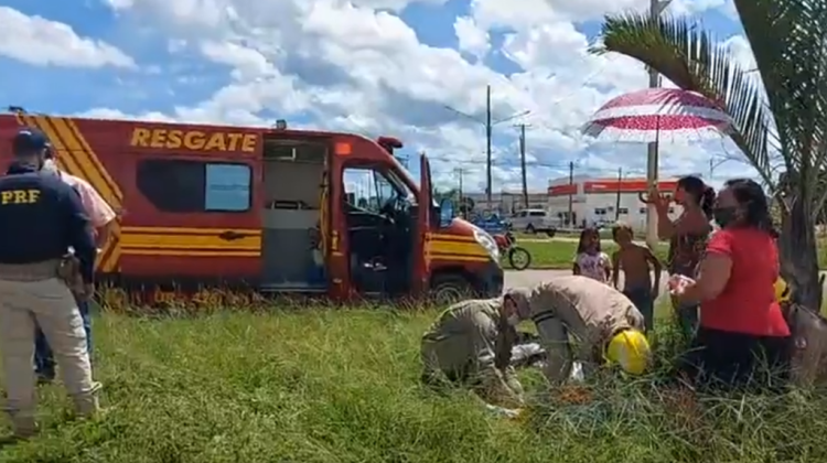 Motociclista atravessa rodovia sem prestar atenção e bate em caminhão