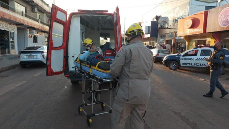 Motociclista bate em porta aberta de caminhonete e fica ferido na Av. Marechal Rondon