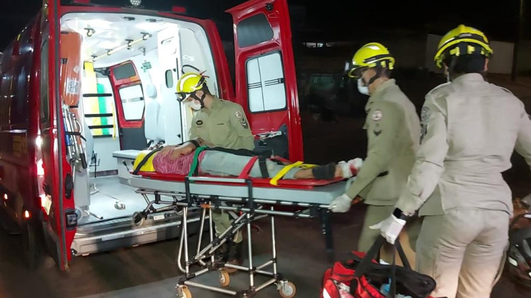 Motociclista bate em veiculo e sofre ferimentos graves em Pontes e Lacerda