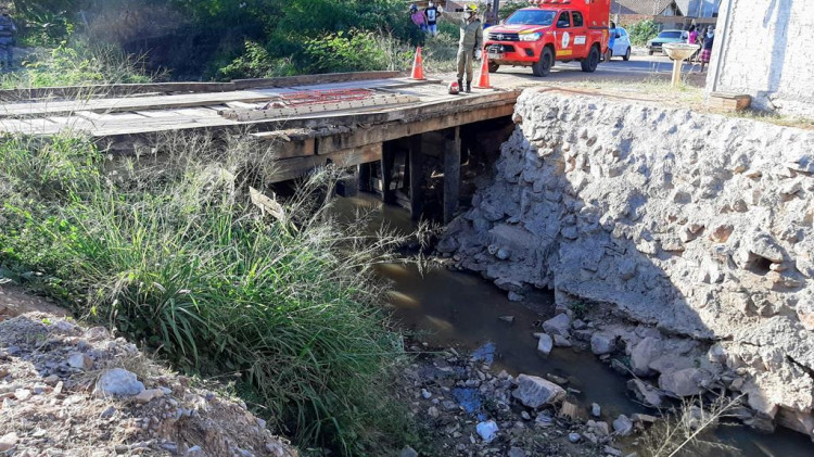 Motociclista cai dentro de córrego e morre em Pontes e Lacerda