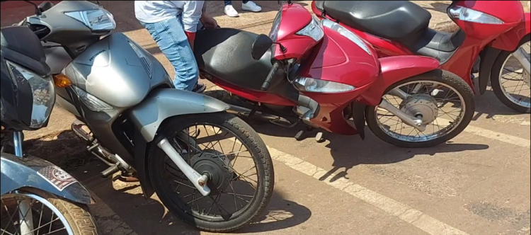 Motociclista desatento e na contra mão derruba várias motocicletas estacionadas