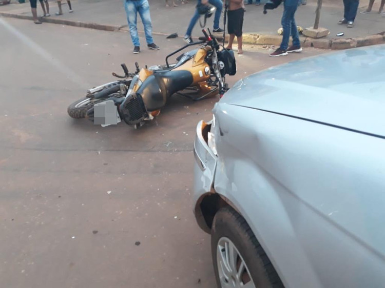Motociclista é arremessado em colisão com outro veículo