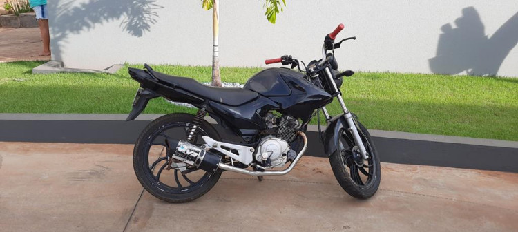 Motociclista e passageiro ficam feridos após colisão com carro