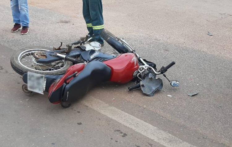 Motociclista fica desacordado em acidente na avenida Santos Dumont