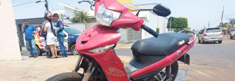 Motociclista fica ferida após colisão frontal com carro na rua Terezinha Coura Garbin