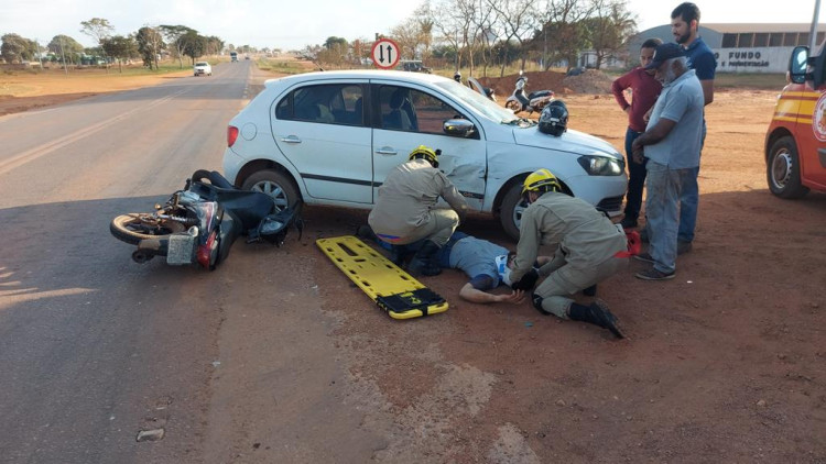 Motociclista fica ferido após colidir com carro na BR 174
