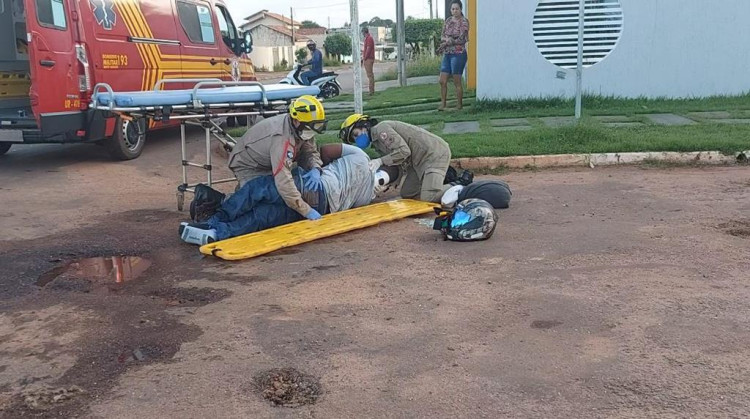 Motociclista fica ferido após colidir com carro na Terezinha Coura Garbim