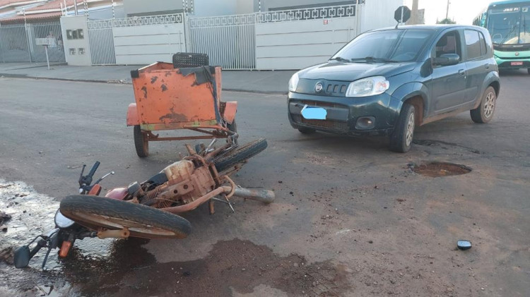 Motociclista fica ferido após invadir preferencial e causar acidente