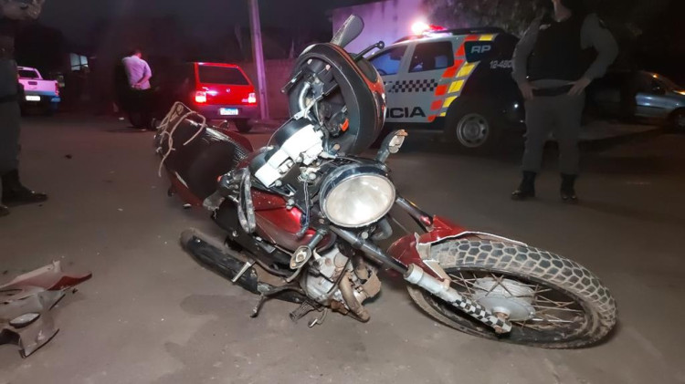 Motociclista fica gravemente ferido e pode ter quebrado braço em acidente na Av. Mato Grosso