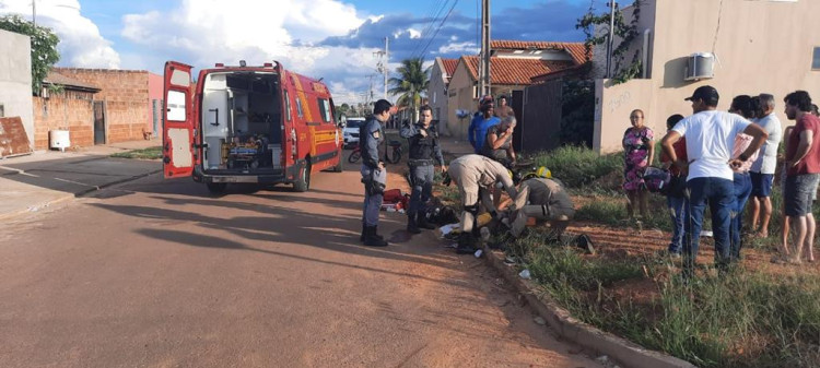 Motociclista fica gravemente ferido em acidente na Av. Airton Senna