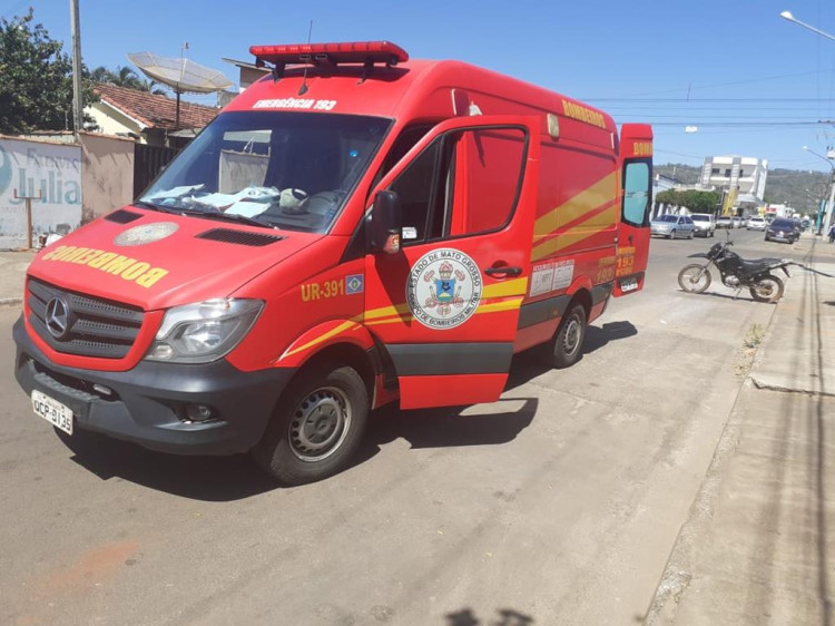 Motociclista foge após atropelar ciclista na avenida Florespina Azambuja