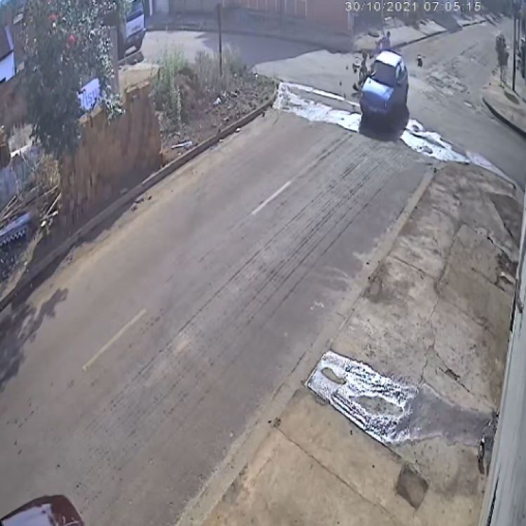 Motociclista não respeita placa de pare e bate em veiculo em Pontes e Lacerda