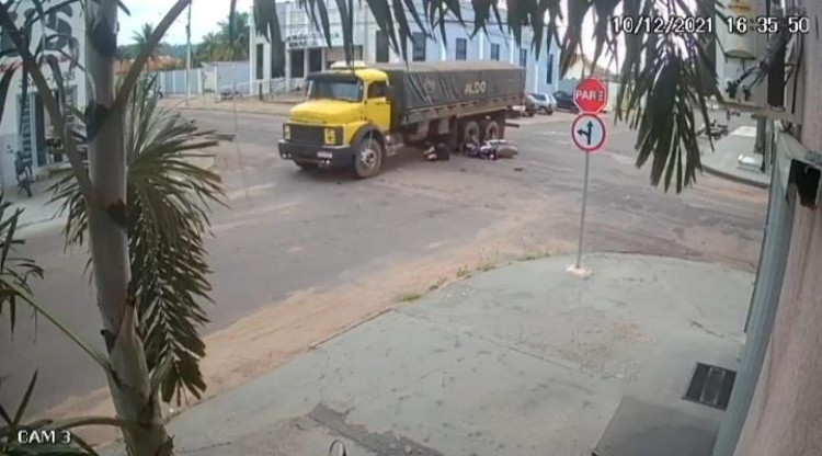 Motociclista sobrevive a acidente com caminhão em Pontes e Lacerda