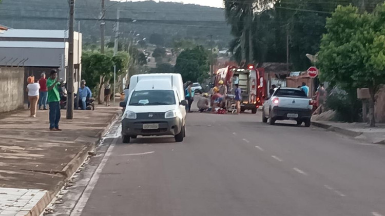 Motociclista sofre fratura exposta ao bater em carro que invadiu a preferencial