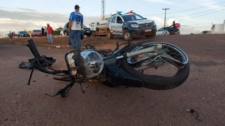 Motociclista sofre fraturas na perna e no braço em acidente na Av. Santos Dumont