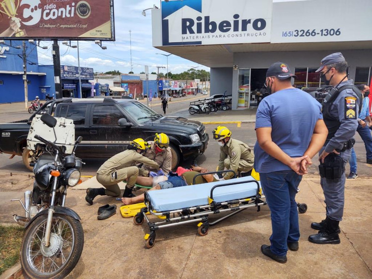 Motociclista ultrapassa pelo lado direito e provoca acidente na rua Goiás
