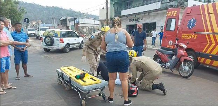 Motorista avança com carro na preferencial e bate em motociclista
