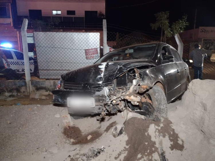 Motorista bêbado bate carro em alambrado da Feira Municipal