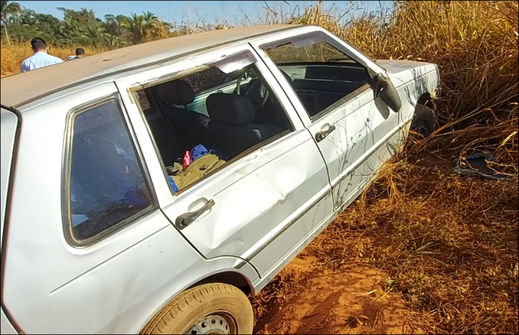 Motorista capota carro ao desviar de caminhonete que trafegava na contra mão