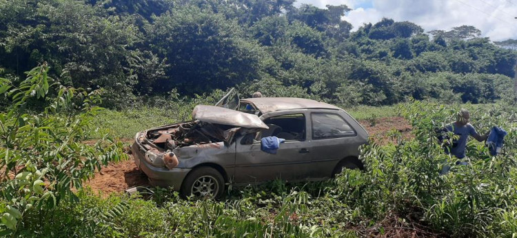 Motorista capota veículo após pneu estourar na estrada do Matão