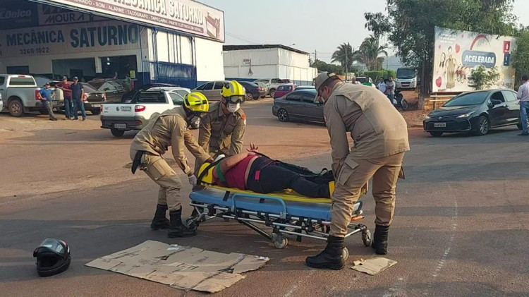 Motorista da ré e bate em motociclista na Tancredo Neves
