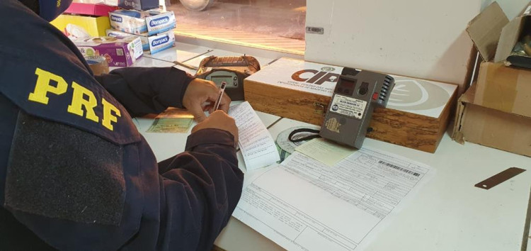 Motorista de caminhão é preso por dirigir sob efeito de álcool