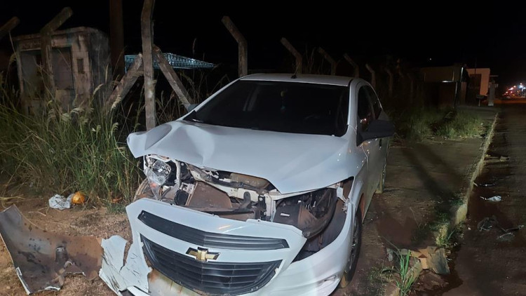 Motorista em visível estado de embriaguez provoca acidente e bate em dois veículos no centro da cidade