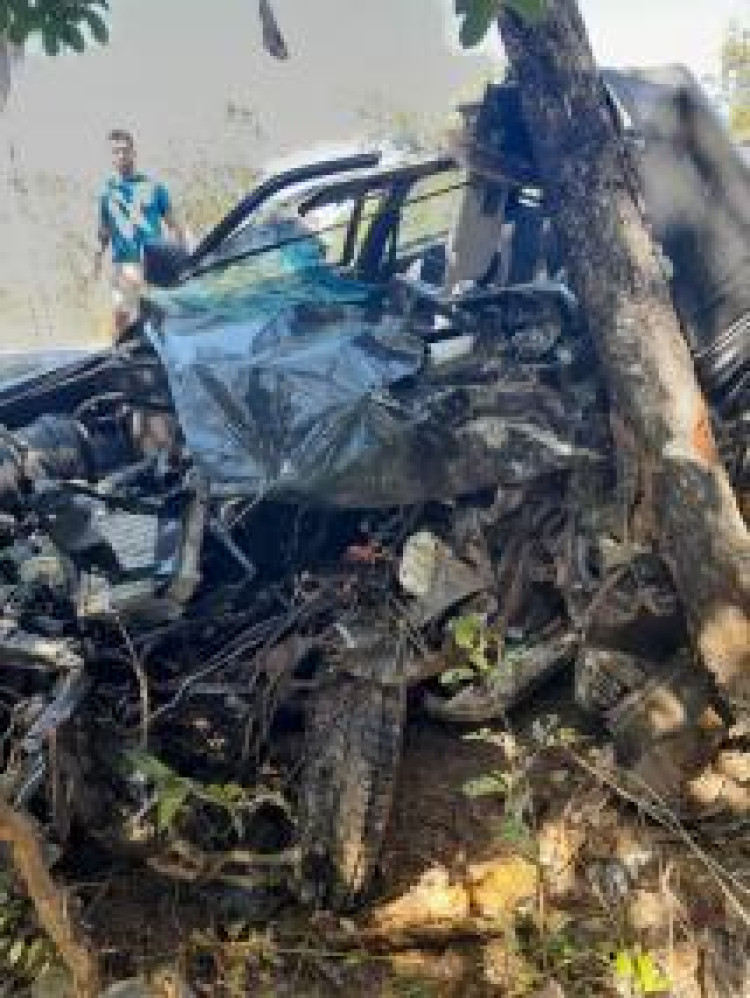 Motorista fica gravemente ferido após perder o controle e bater em árvore