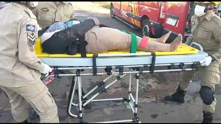 Motorista invade preferencial com carro e atropela motociclista