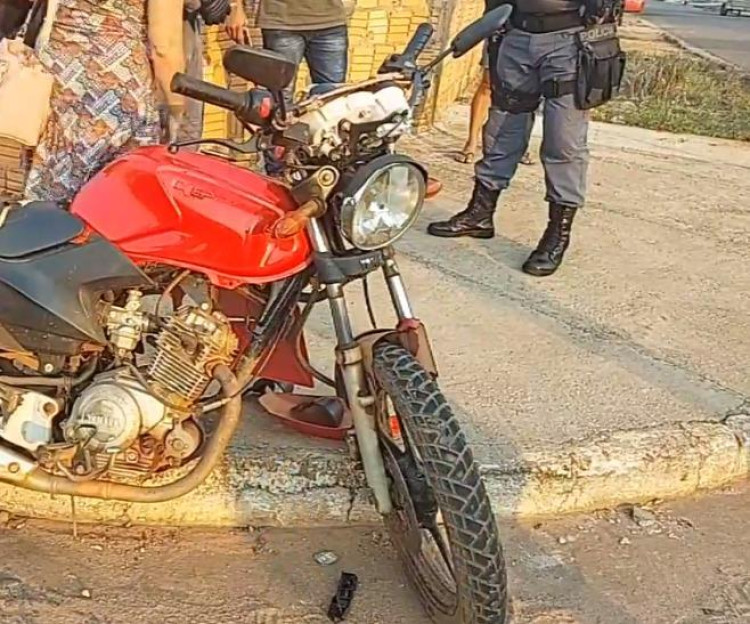 Motorista invade preferencial e colide contra motociclista não habilitado