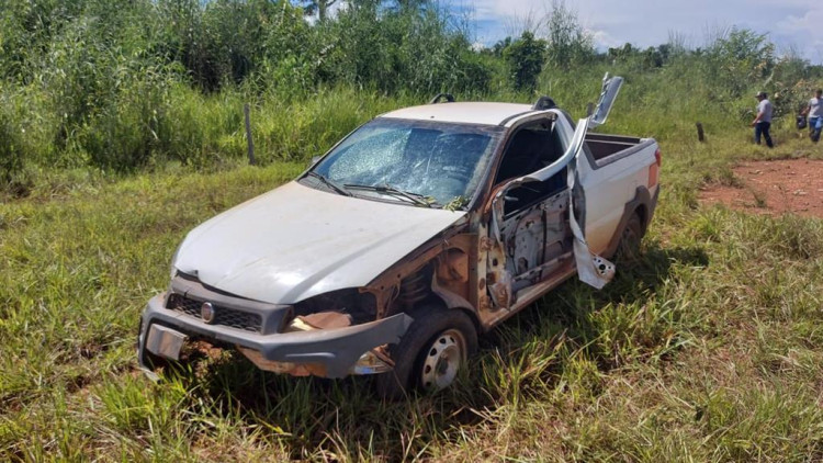 Motorista perde controle e bate na lateral de carreta na BR 174