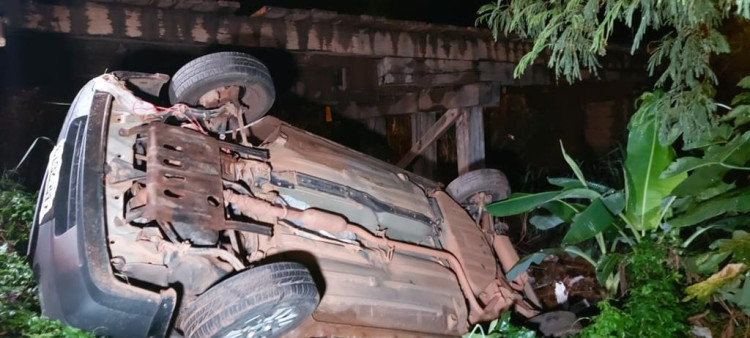 Motorista perde controle e cai da ponte na Manoel F. Pereira