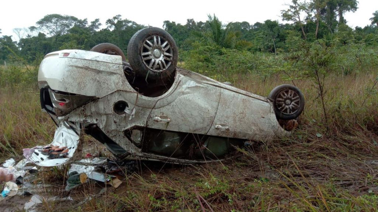 Motorista perde o controle da direção e capota na BR 174
