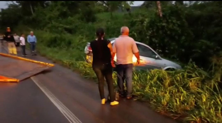 Motorista perde o controle da direção e carro sai da pista, em Pontes e Lacerda