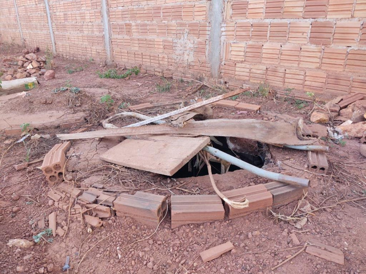 Mulher cai em fossa séptica e é socorrida por moradores no bairro Jardim Esperança